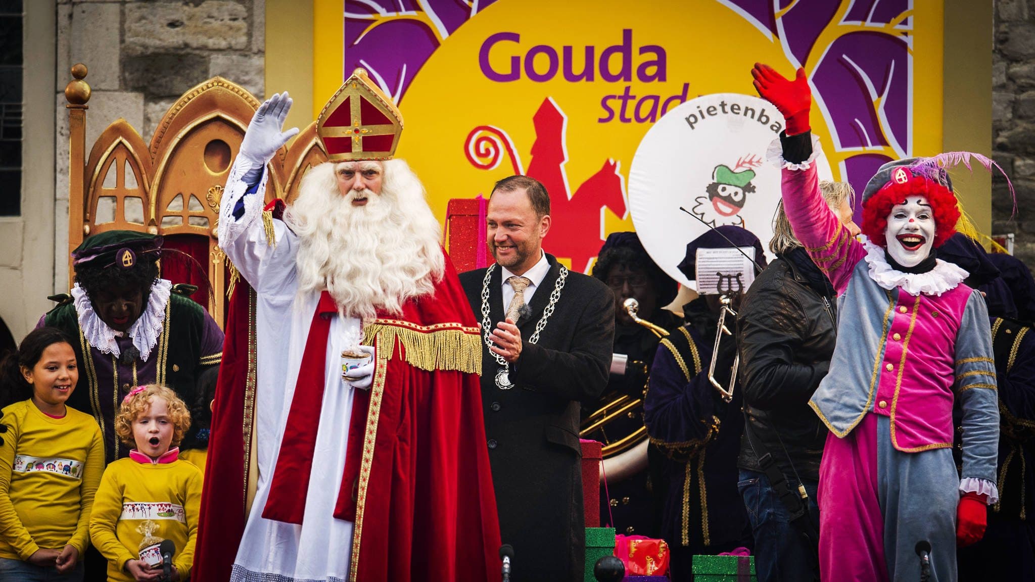 De cast van het Sinterklaasjournaal sinterklaasnederland.nl